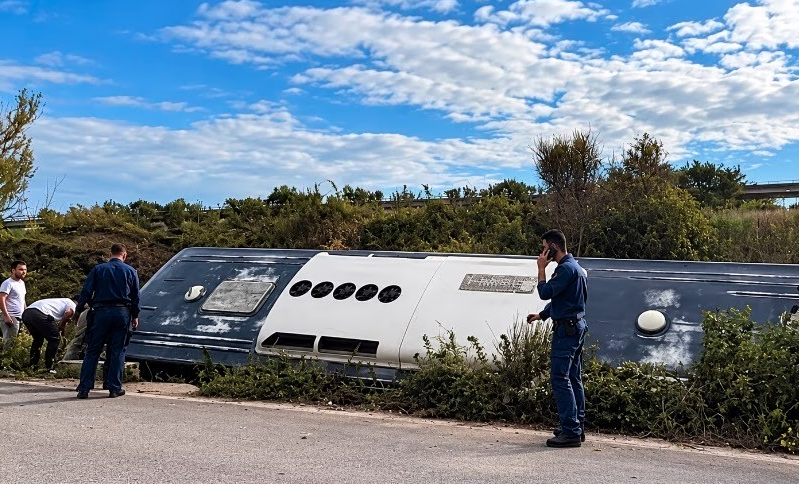 Άρτα: Ανατροπή λεωφορείου του Πολεμικού Ναυτικού στην Ιονία Οδό – 13 τραυματίες