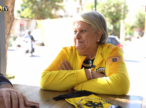 Η γιαγιά με το… καπνογόνο που έκανε τον Νίκολιτς να αντριχιάσει: «Για εμάς τους πρόσφυγες η ΑΕΚ είναι θρησκεία» (vid)