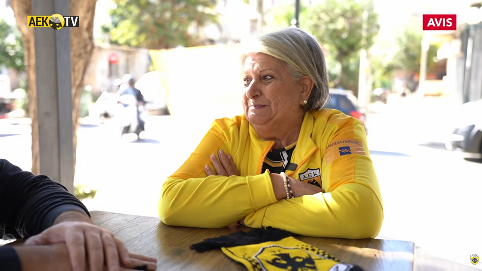 Η γιαγιά με το… καπνογόνο που έκανε τον Νίκολιτς να αντριχιάσει: «Για εμάς τους πρόσφυγες η ΑΕΚ είναι θρησκεία» (vid)
