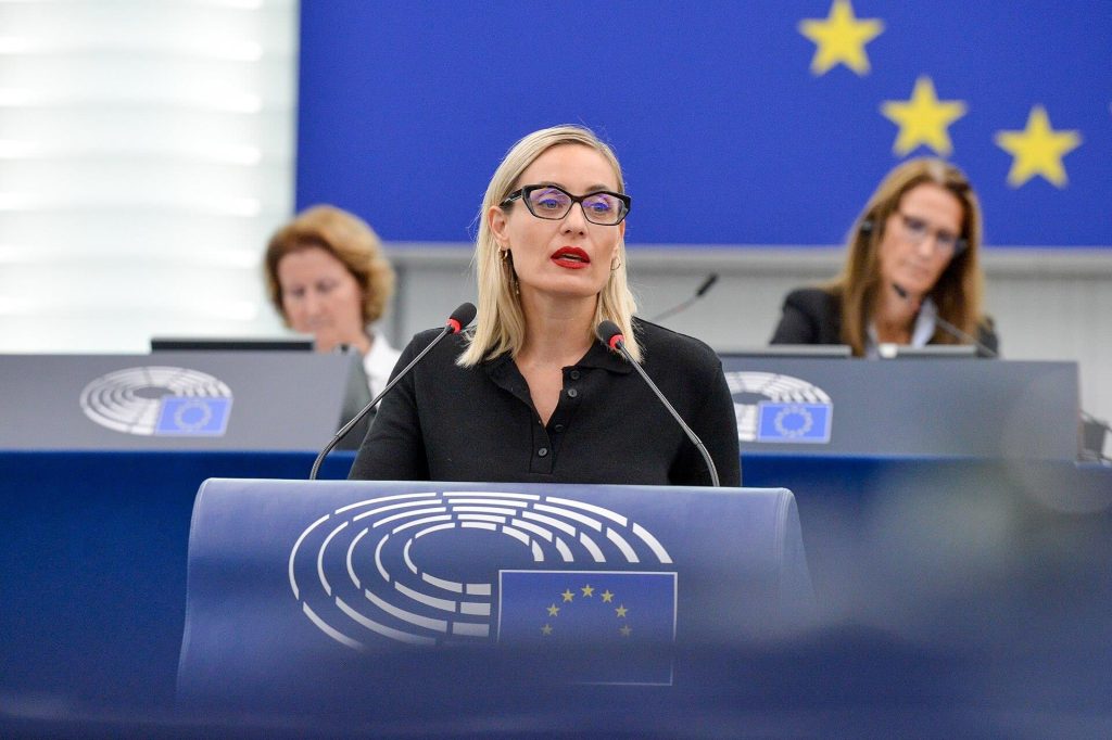 Η Ελεονώρα Μελέτη… ανησυχεί: «Ξέρετε πόσοι εργοδότες εκβιάζονται από εργαζόμενους;» (vids)
