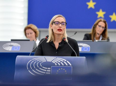 Η Ελεονώρα Μελέτη… ανησυχεί: «Ξέρετε πόσοι εργοδότες εκβιάζονται από εργαζόμενους;» (vids)