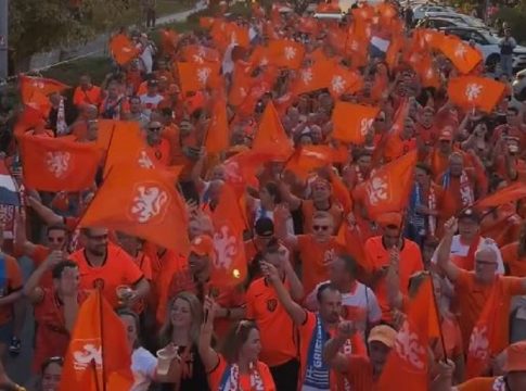 Η πορεία των φιλάθλων της Ολλανδίας από τον Λευκό Πύργο μέχρι την Τούμπα (vid)
