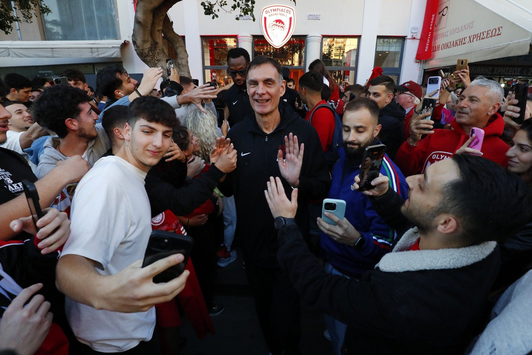 Ολυμπιακός: Πλάνα από τα εγκαίνια του καταστήματος «House of Legends» (pics)
