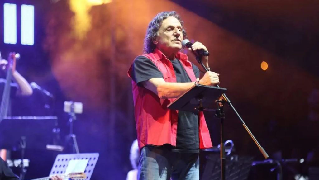Βασίλης Παπακωνσταντίνου: Η πρώτη ανάρτηση μετά το εξιτήριο – «Είμαι καλά και αναρρώνω στο σπίτι μου, τα λέμε σύντομα από κοντά»