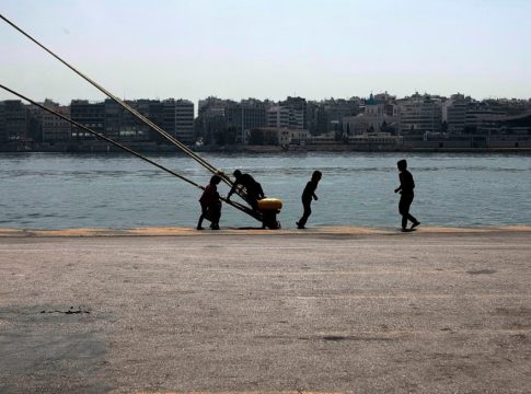Τραγωδία στο λιμάνι του Πειραιά με πτώση ΙΧ στη θάλασσα – Ένας άνδρας νεκρός, δύο εγκλωβισμένοι