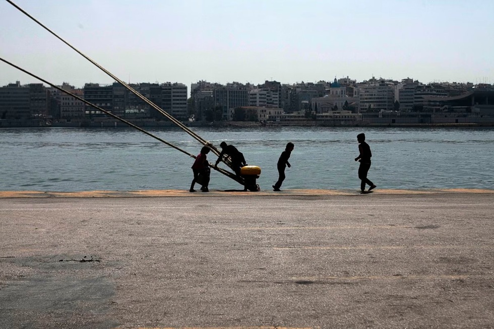 Τραγωδία στο λιμάνι του Πειραιά με πτώση ΙΧ στη θάλασσα – Ένας άνδρας νεκρός, δύο εγκλωβισμένοι