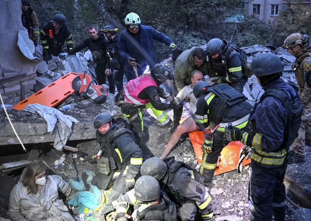 Ουκρανία: Τουλάχιστον δώδεκα νεκροί στη Ζαπορίζια από ρωσικό βομβαρδισμό