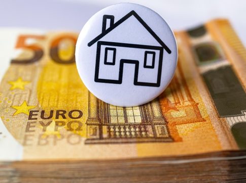 «Μετεγκατάσταση»: Ανοίγει η πλατφόρμα για αιτήσεις – Πώς θα δοθεί το επίδομα των 10.000 ευρώ