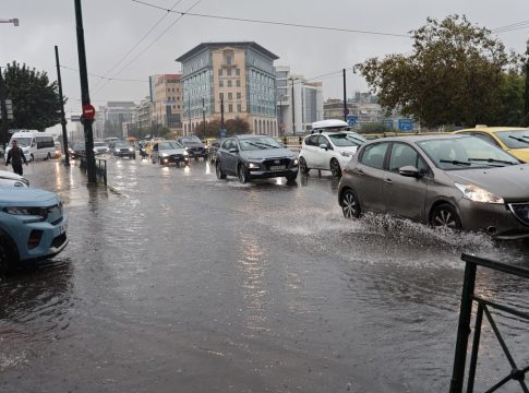 Κίνηση: Κυκλοφοριακό κομφούζιο στους κεντρικούς δρόμους της Αττικής – Πού εντοπίζονται καθυστερήσεις