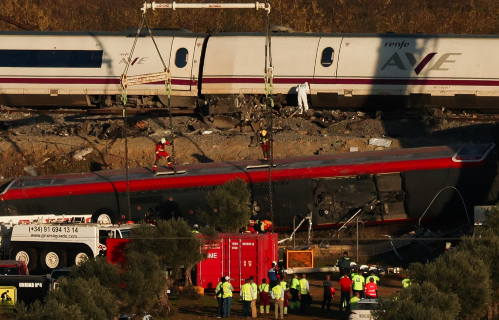 Ισπανία: Συνεχίζεται η ταυτοποίηση των θυμάτων του σιδηροδρομικού δυστυχήματος – Δεν παραιτείται ο υπουργός Μεταφορών