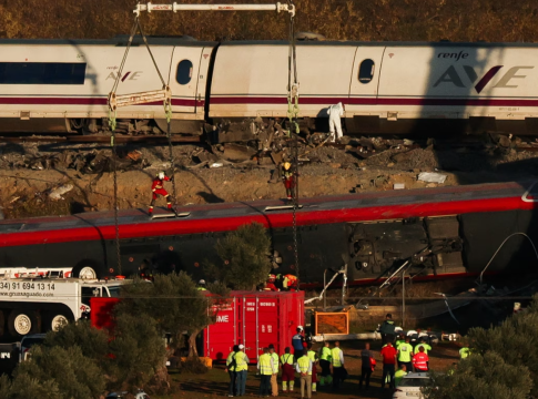Ισπανία: Συνεχίζεται η ταυτοποίηση των θυμάτων του σιδηροδρομικού δυστυχήματος – Δεν παραιτείται ο υπουργός Μεταφορών