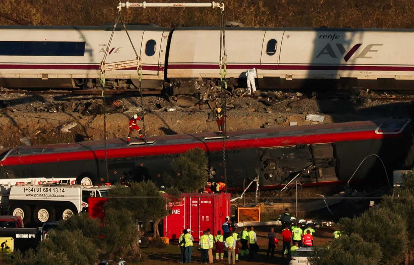 Ισπανία: Συνεχίζεται η ταυτοποίηση των θυμάτων του σιδηροδρομικού δυστυχήματος – Δεν παραιτείται ο υπουργός Μεταφορών