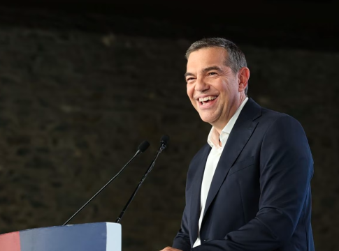 Ο Τσίπρας κατεβαίνει στο παρκέ ψάχνοντας σουτέρ για την ομάδα της ΕΛΑΣ – Βρήκε τον Κορωνιό (vids)
