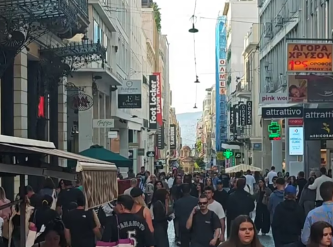Καιρός: Μίνι «άνοιξη» στην Αθήνα, κοσμοσυρροή στην Ερμού – Ραγδαία αλλαγή την Κυριακή