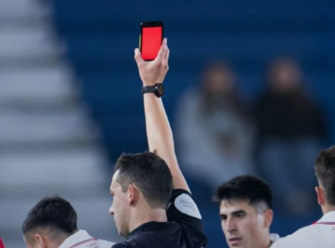 Διαιτητής έβγαλε… κινητό για να δείξει κάρτα σε παίκτη (vid)