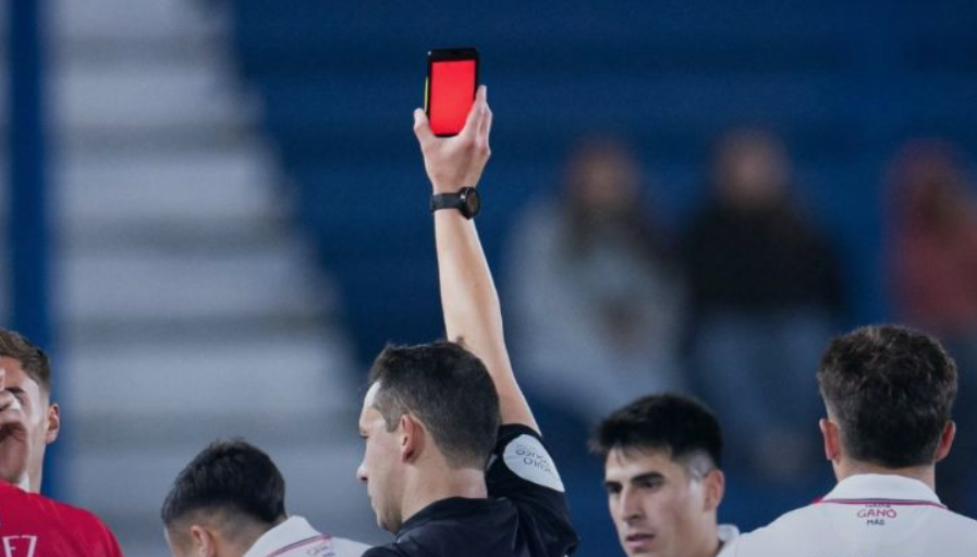 Διαιτητής έβγαλε… κινητό για να δείξει κάρτα σε παίκτη (vid)