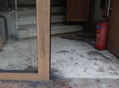 Έκρηξη στον Κολωνό: Το οργανωμένο έγκλημα στο «μικροσκόπιο» της ΕΛ.ΑΣ. – Νέες εικόνες από το σημείο